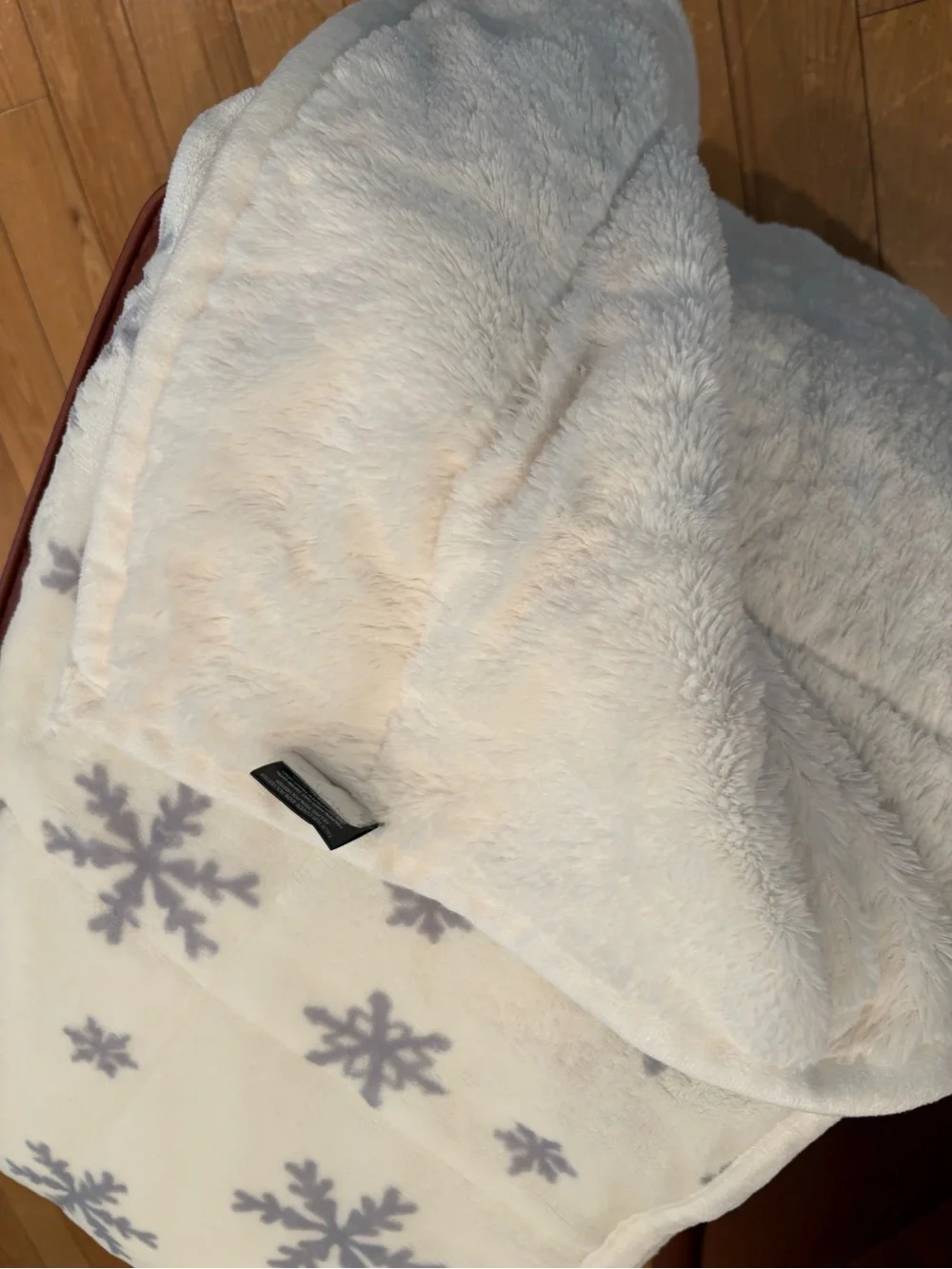 Cuddl Duds White Throw Blanket with Light Gray Snowflakes-2 sided fleece-50”x60”